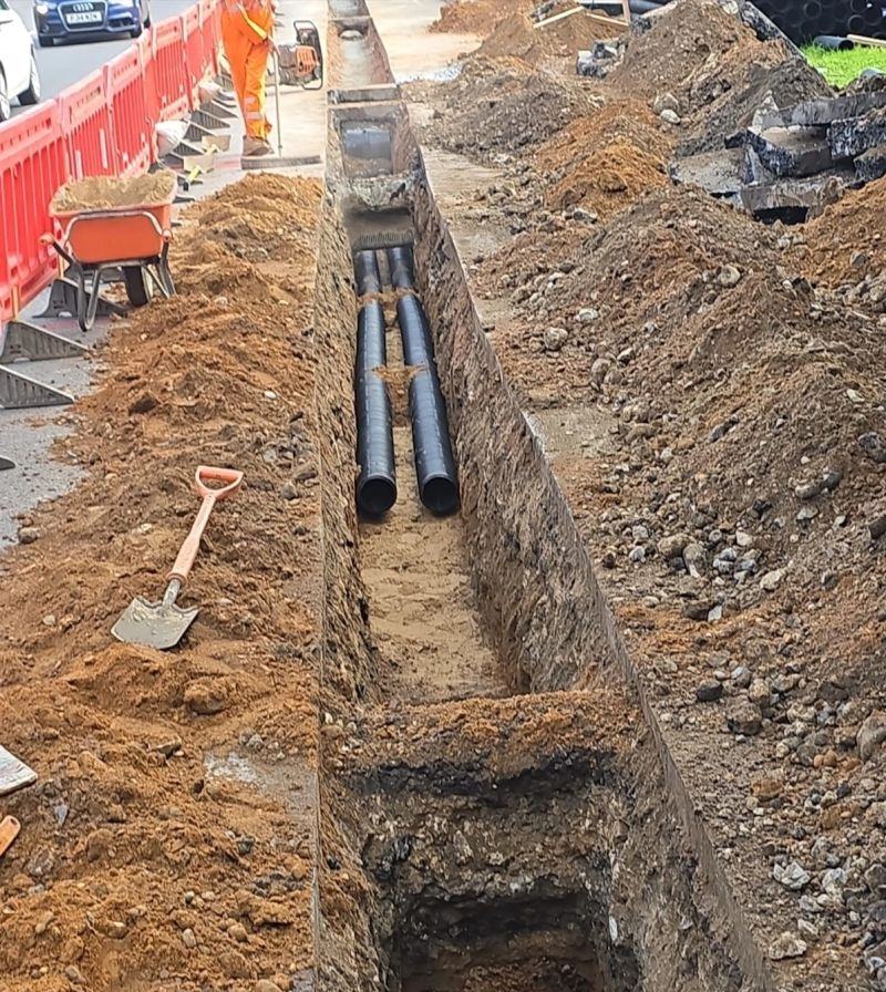 Twin ducts laid in an open cable trench