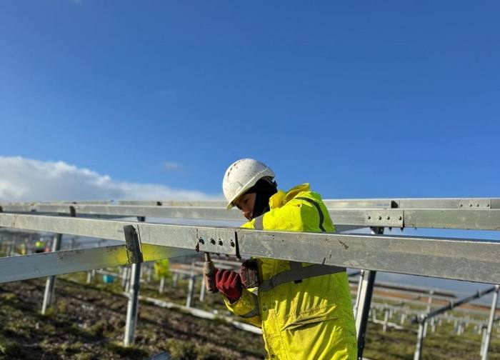 Operative fitting solar mounting rails