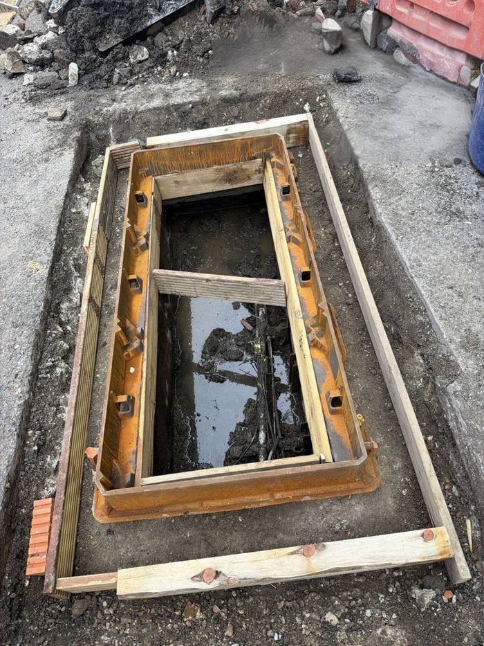 Chamber frame in the footway